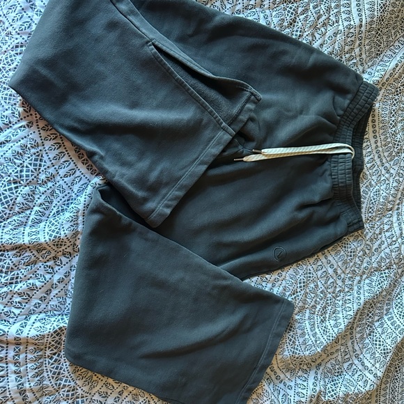 Like new vuori sweatpants in the style Sedona wide leg pants. - Picture 13 of 16